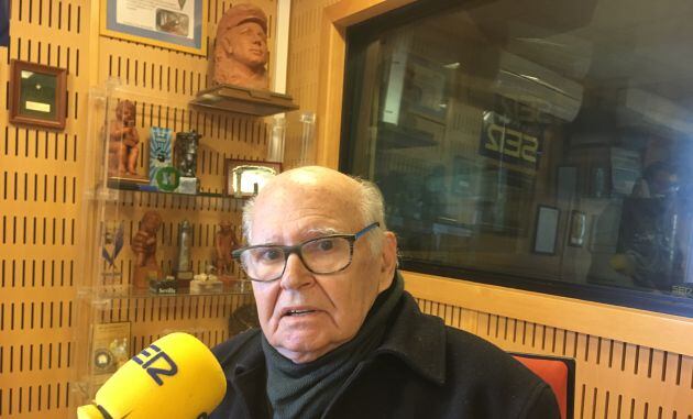 Nando, durante la entrevista en Radio Cádiz, con el busto de Paco Alba de fondo