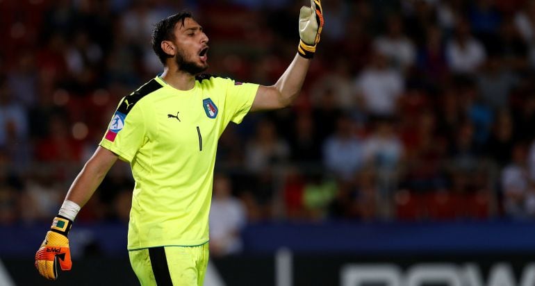 Donnarumma da instrucciones a sus compañeros en la Eurocopa Sub21