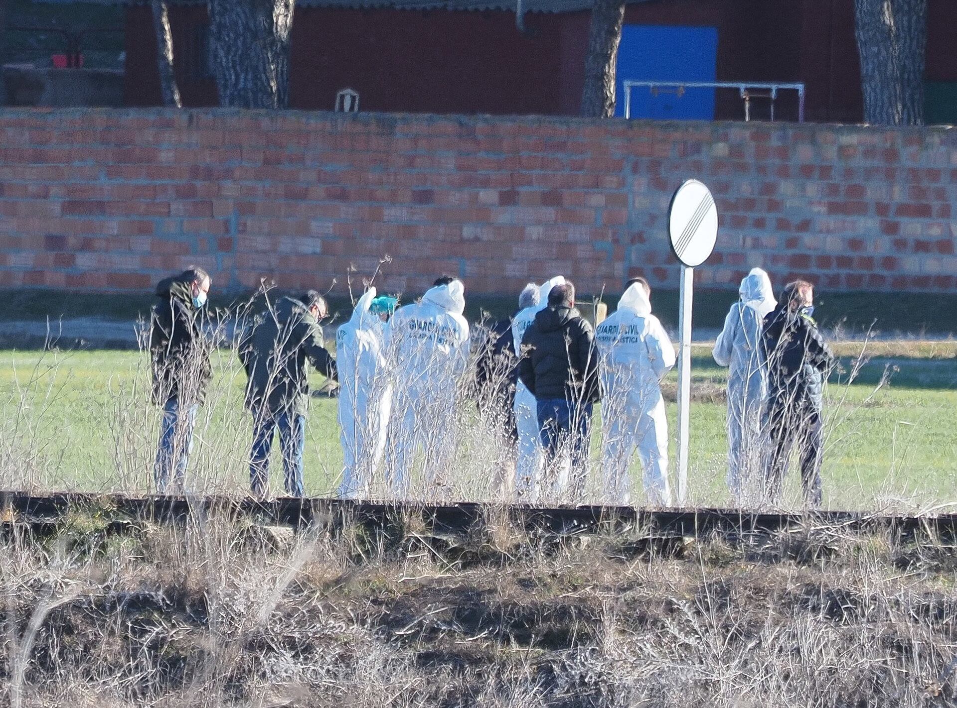 Archivo - Agentes de la Guardia Civil inspeccionan el cadáver de la joven hallado en febrero de 2023.- Photogenic/Claudia Alba - Europa Press
