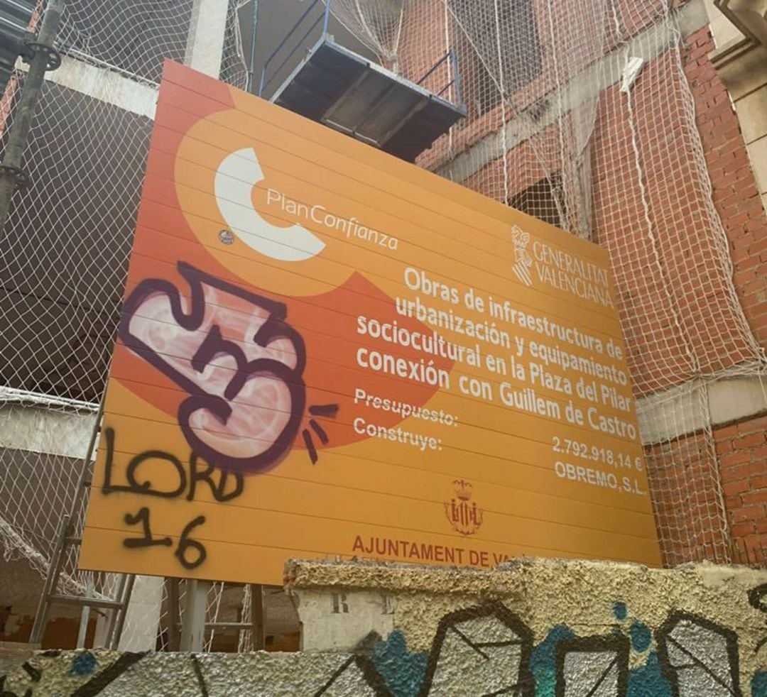 En el cartel que anuncia las obras se indica que el edificio se destinará a equipamiento sociocultural.