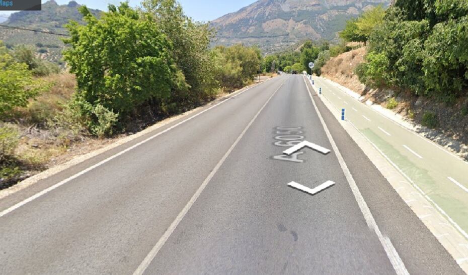Tramo de la carretera JA-6050 de la que el Ayuntamiento de Valdepeñas de Jaén pide su arreglo.