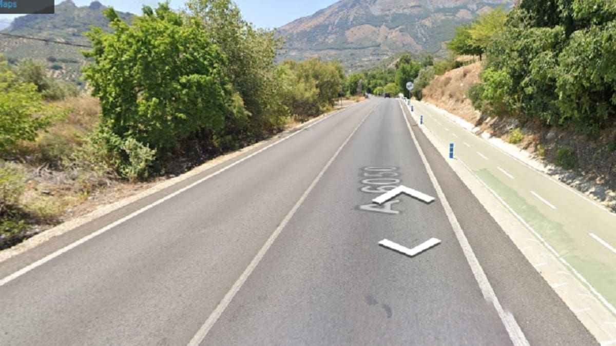 Recogida de firmas en Valdepeñas de Jaén para pedir a la Junta de Andalucía el arreglo de la A-6050