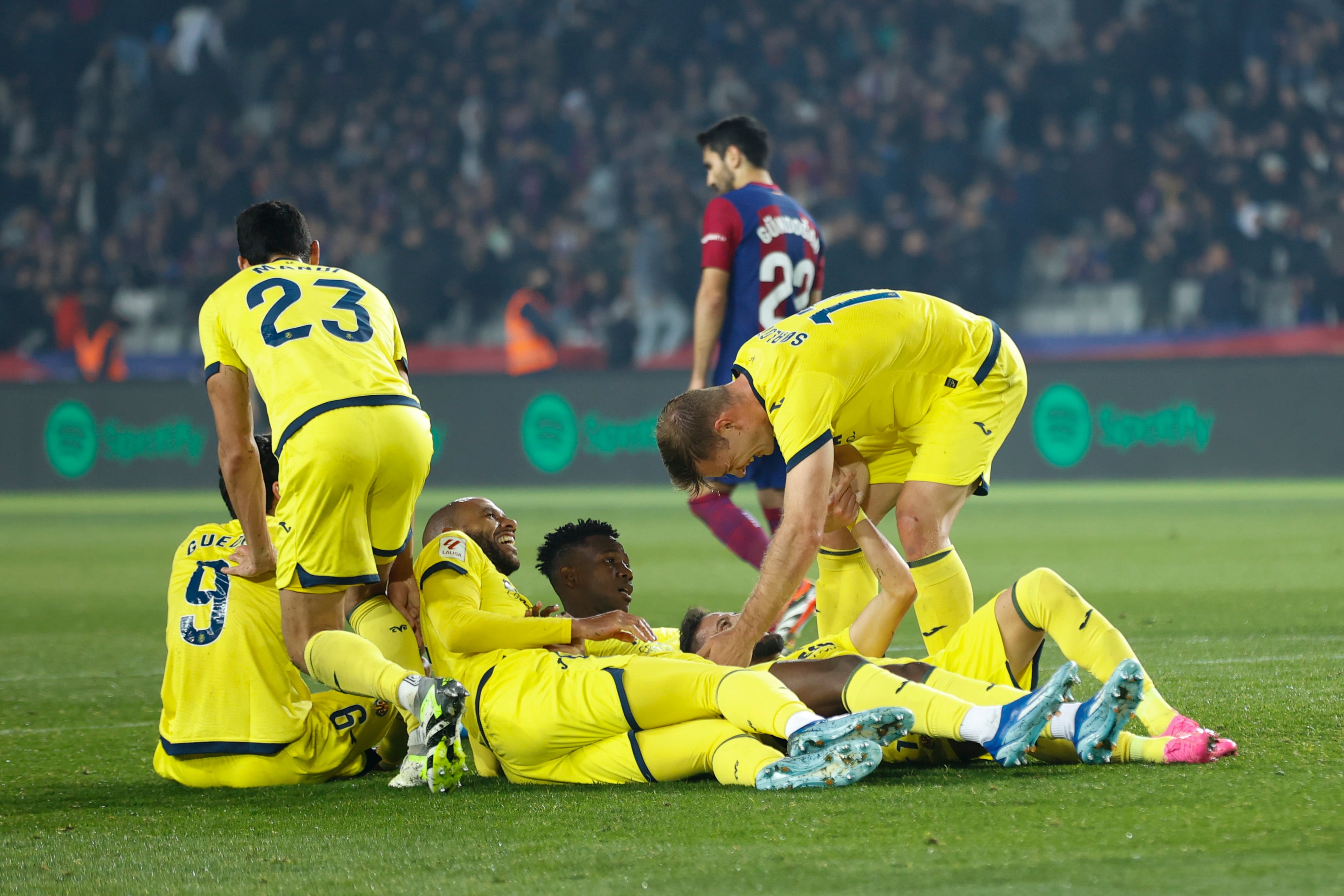 BARCELONA, 27/01/2024.- Los jugadores del Villarreal celebran el quinto gol del equipo, durante el partido de la jornada 22 de LaLiga EA Sports entre el FC Barcelona y el Villarreal CF, este sábado en el estadio Olímpico de Montjuic, en Barcelona. EFE/Toni Albir
