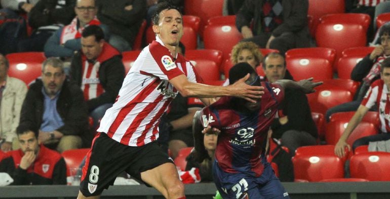 El centrocampista del Athletic de Bilbao Andre Iturraspe (i), pelea un balón en presencia del delantero Ghanés del Levante Emmanuel Boateng (d), durante el partido de La Liga correspondiente a la jornada 34 que se disputa en el estadio de San Mamés