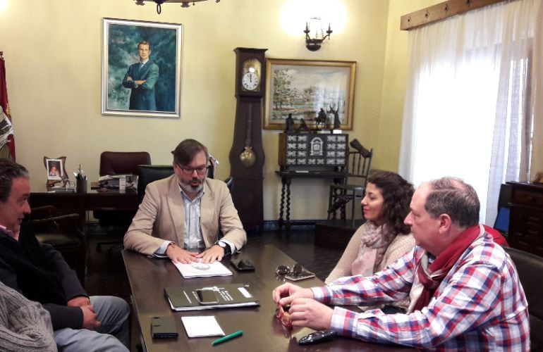Responsables de la Unión de Cofradías se han reunido con el alcalde de la ciudad para presentar el proyecto de promoción externa
