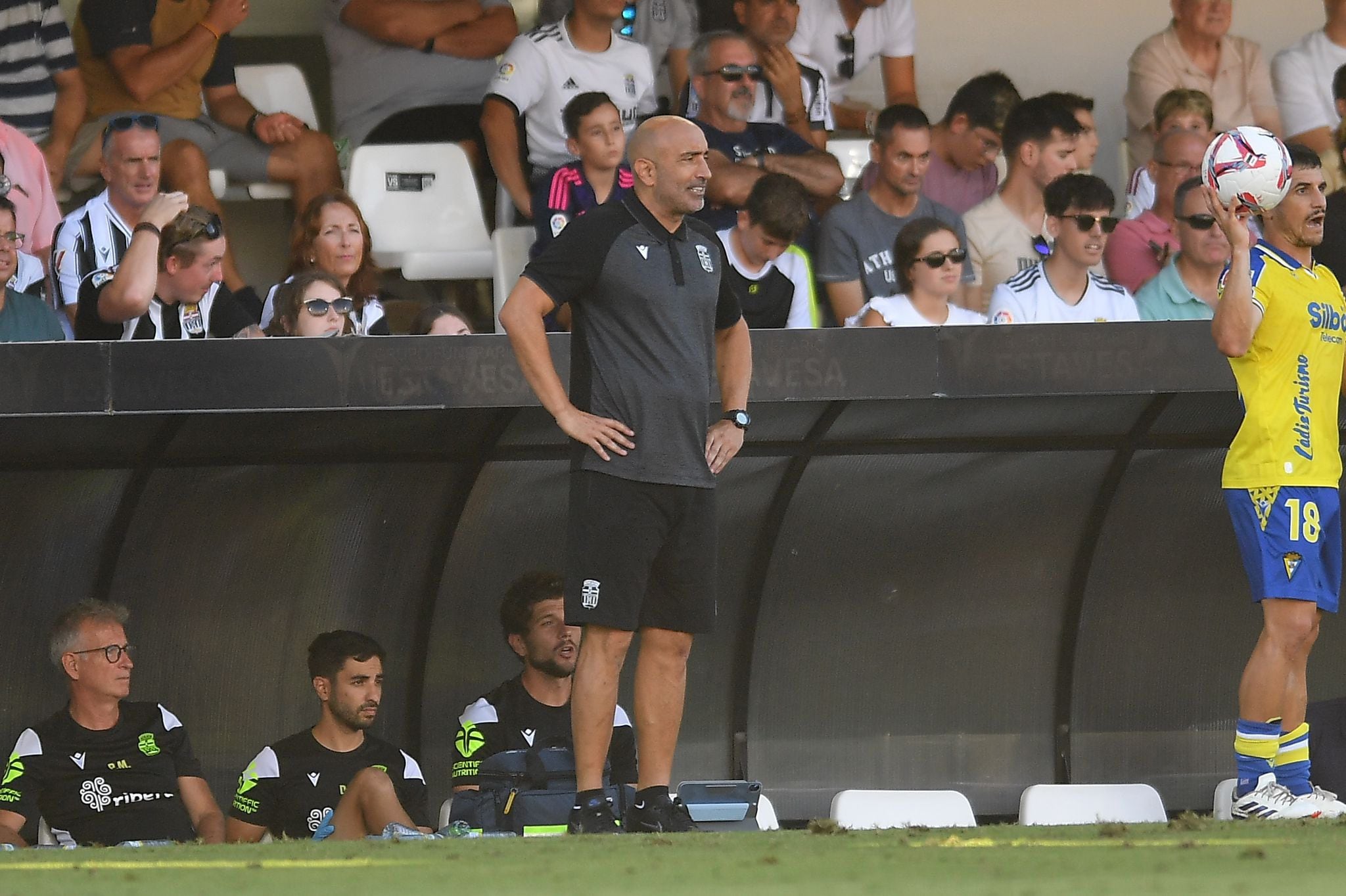 Abelardo dirige al Cartagena contra el Cádiz. Foto: FC Cartagena en X.