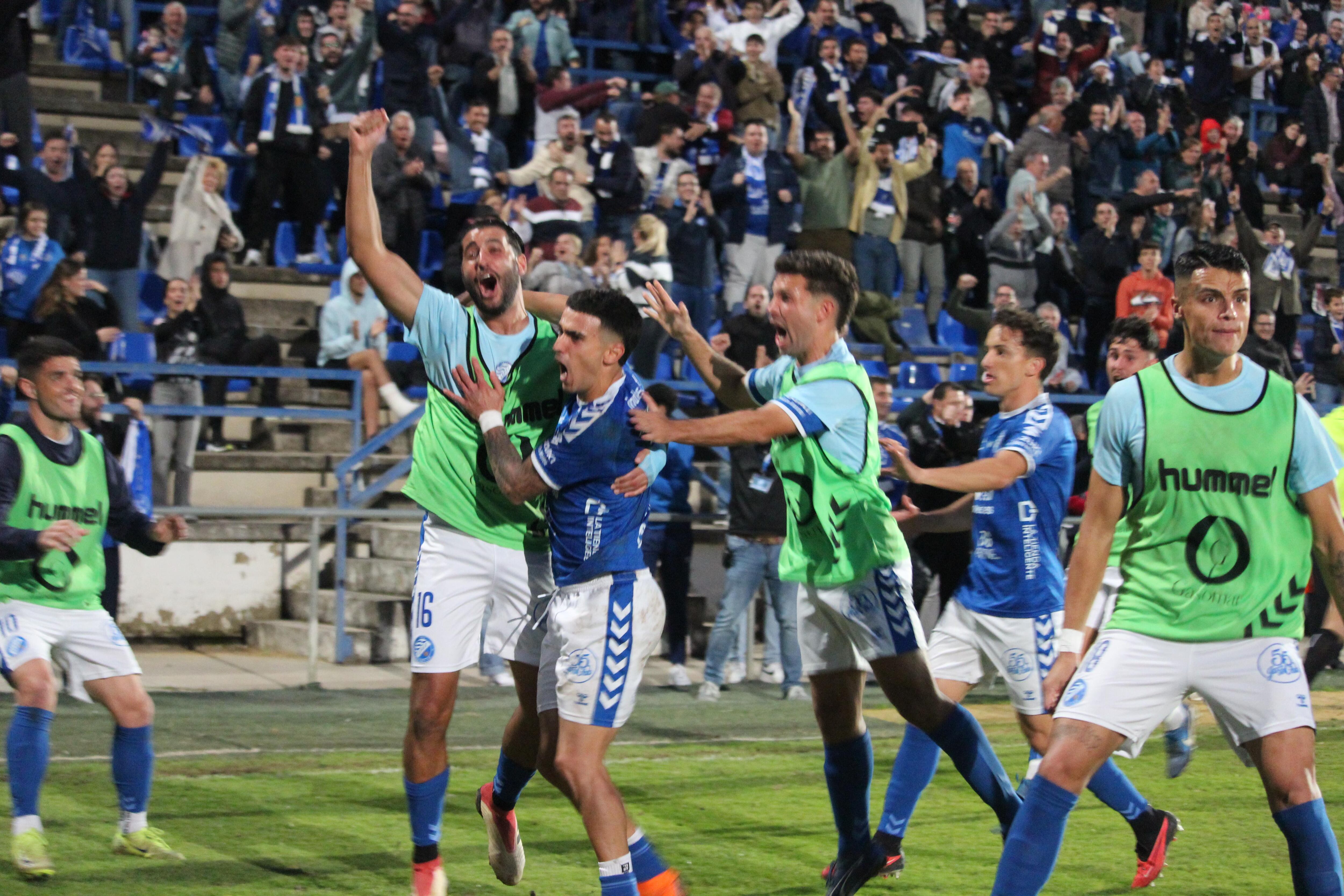 Jugadores del Xerez DFC celebrando uno de los goles ante La Minera