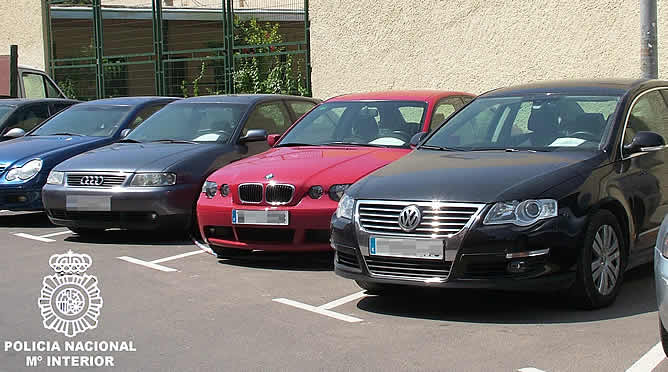 Robaban por encargo coches de lujo y motocicletas de gran cilindrada. Eran manipulados y almacenados en el taller de uno de los detenidos para venderlos en España o en países del este