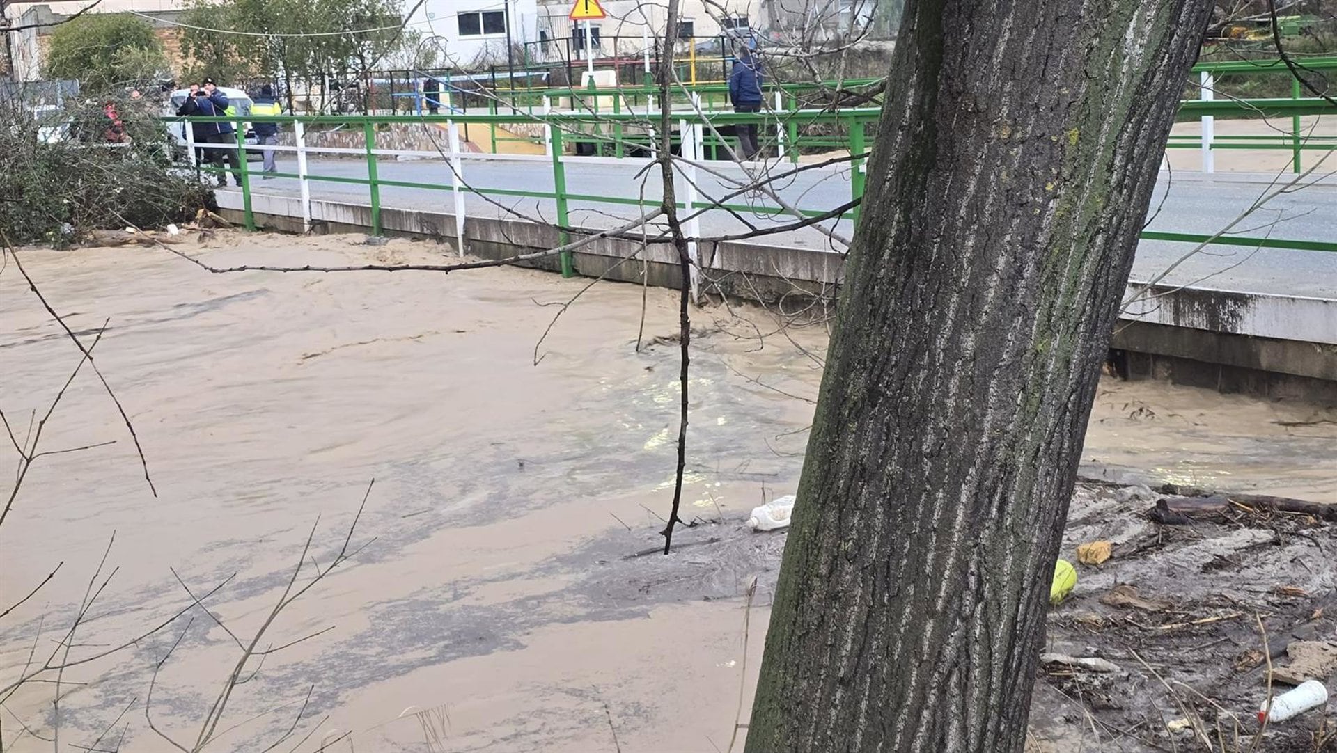 Uno de los puentes en Jimena a punto de ser inundado por el cauce del río.