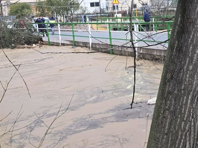 Uno de los puentes en Jimena a punto de ser inundado por el cauce del río.