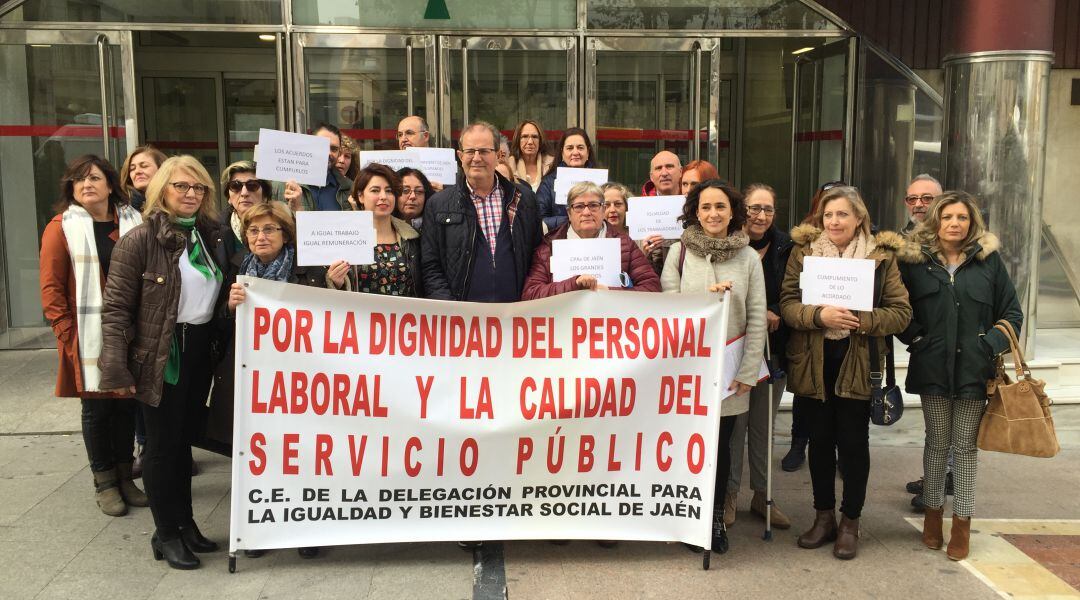 El comité de empresa denuncia la enorme carga de trabajo que tiene que soportar el escaso personal existente en estos centros.
