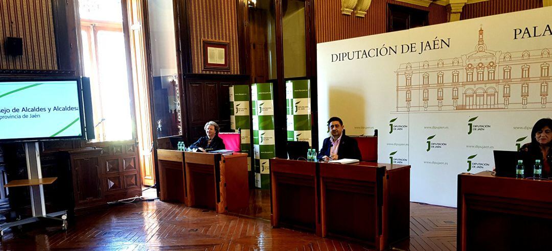 Francisco Reyes, presidente de la Diputación Provincial de Jaén, entre las dos vicepresidentas, Pilar Parra y Paqui Medina, durante la reunión del Consejo de Alcaldes y Alcaldesas.