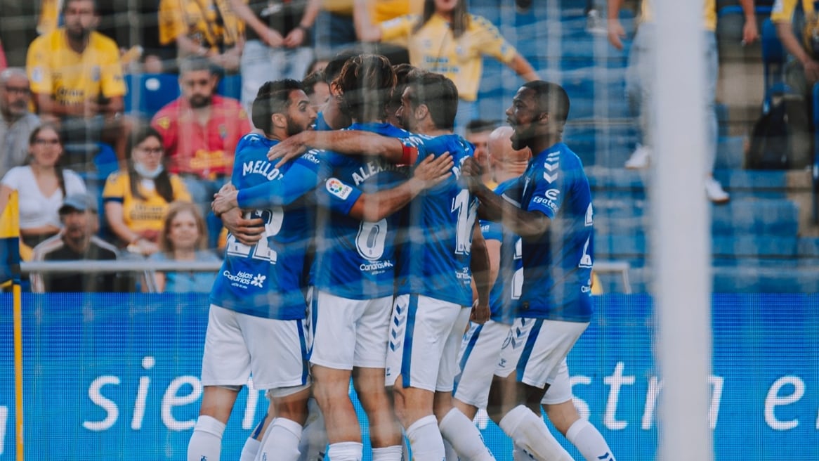 Los futbolistas del CD Tenerife celebrando el primer tanto de Enric Gallego (Foto: CD Tenerife)