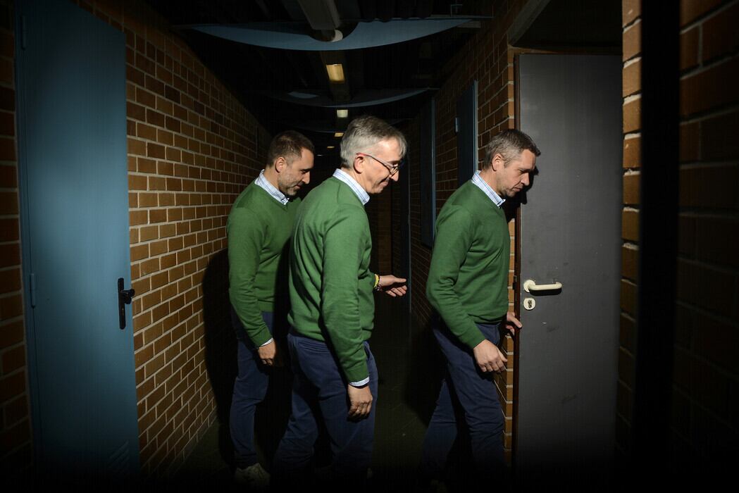 Gonzalo Rodríguez, Moncho Fernández y Víctor Pérez entrando al vestuario en el Fontes do Sar