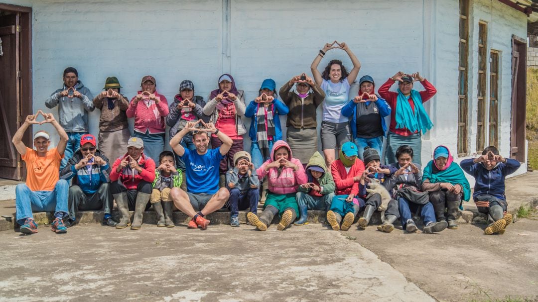 El proyecto solidario Pintando Cimas en zonas rurales de Ecuador.