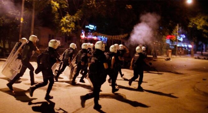 Un grupo de policías, duranje el desalojo de los manifestantes de la plaza Taksim, en el centro de Estambul