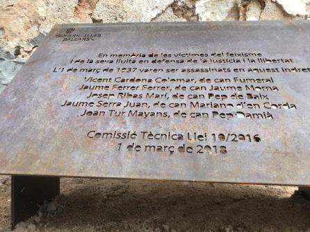 La placa que se ha instalado con los nombres de los cinco represaliados