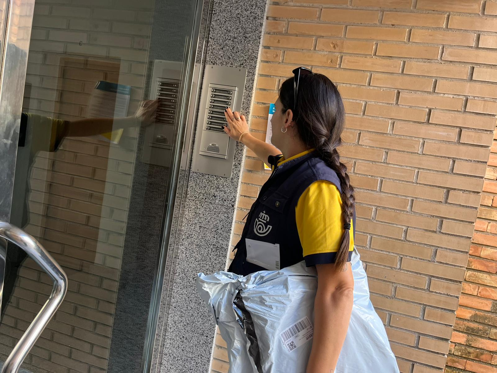 “Cada carta es una historia”: Ana María, cartera cartagenera de 34 años que ama su oficio