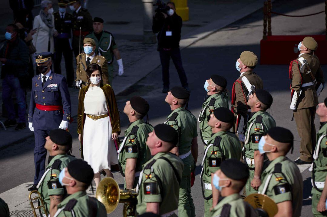 La presidenta de la Comunidad de Madrid, Isabel Díaz Ayuso, durante el acto cívico militar en la Puerta del Sol con motivo del Día de la Comunidad de Madrid, a 2 de mayo de 2021, en Madrid (España)