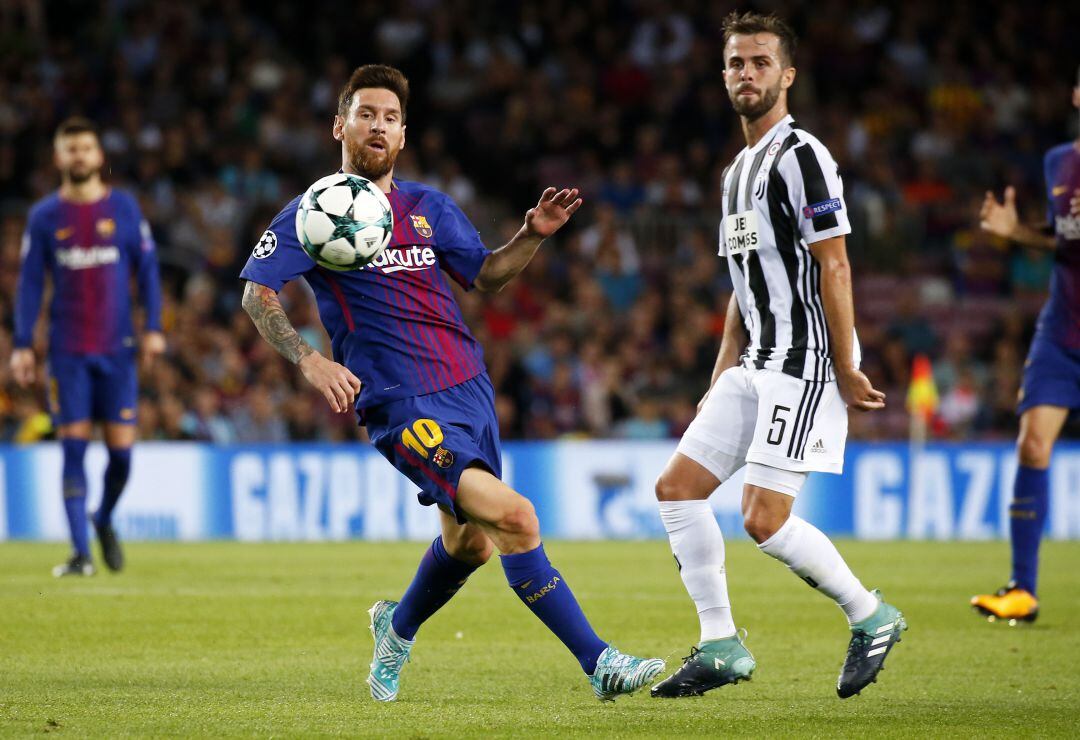 Miralem Pjanic y Leo Messi, en un partido de la Champions entre la Juventus y el FC Barcelona.