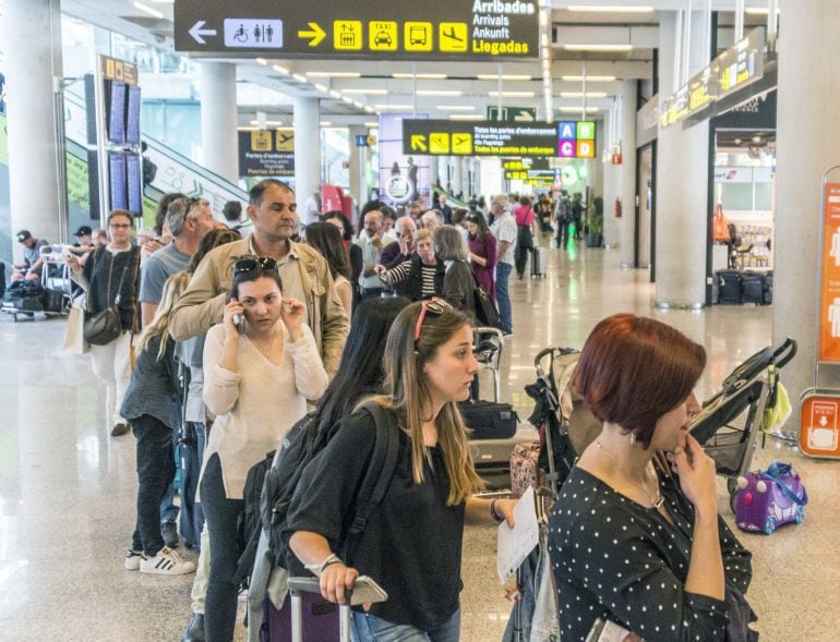 El aeropuerto de Palma registra este sábado casi quinientas llegadas.