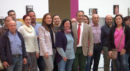 La corporacion municipal junto a José López (ALES) junto al alcalde de Cazlrla