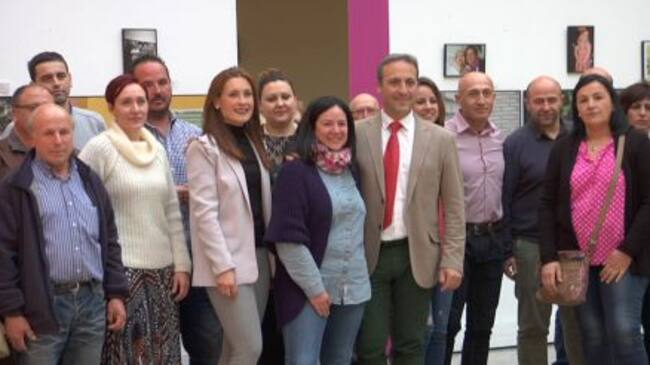 La corporacion municipal junto a José López (ALES) junto al alcalde de Cazlrla