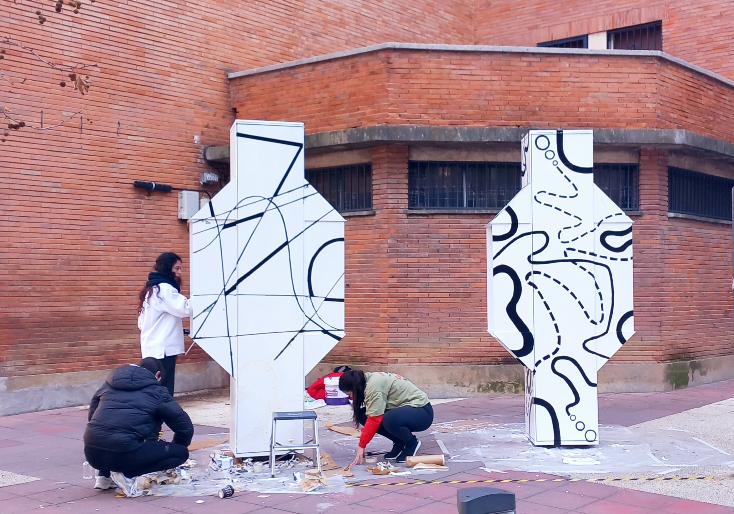 Estudiantes de IDarte actúan sobre unas cabinas en Vitoria