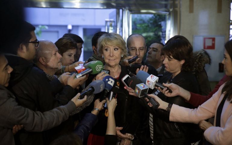 La presidenta del PP de Madrid, Esperanza Aguirre, ha reprochado a la alcaldesa de Madrid, Manuela Carmena, el haber anticipado anoche el posible levantamiento de las restricciones por la reducción de la contaminación cuando poco después el Ayuntamiento elevó las limitaciones al tráfico.