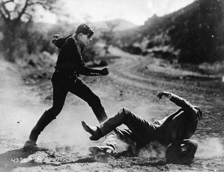 Los actores Jack Hoxie y Hartford Hoxie en una escena de ''Western Whirlwind'.