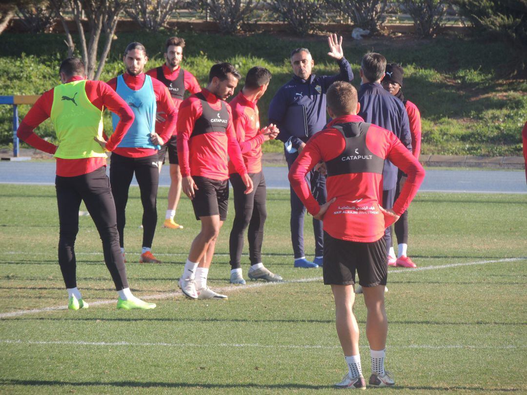 José Gomes hablando con los jugadores este martes.