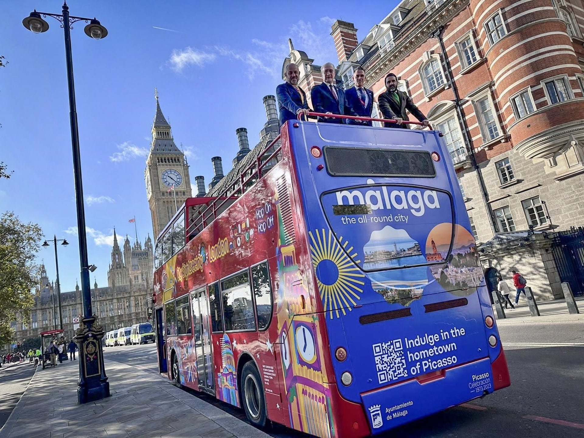 El autobús con las autoridades de Málaga