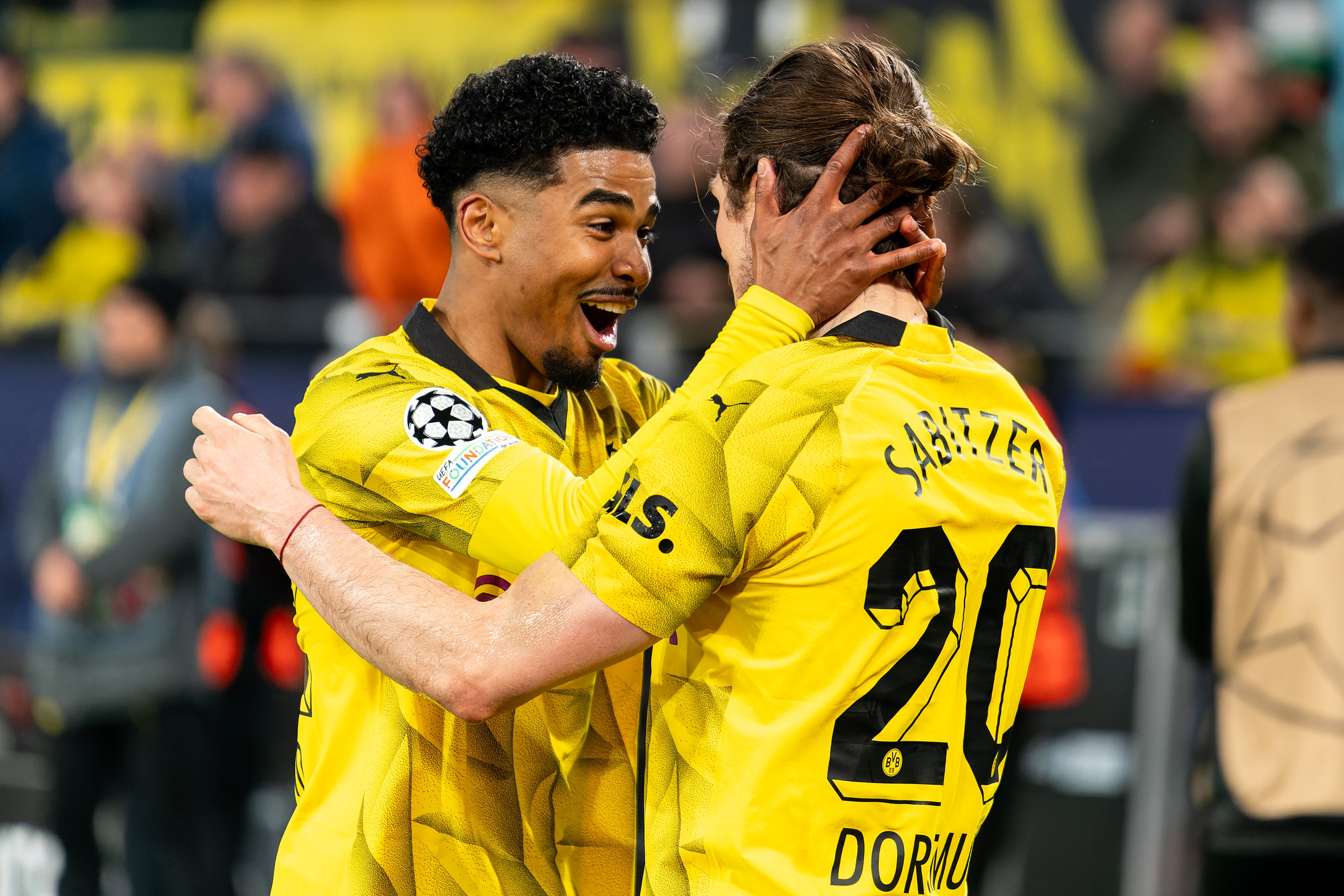 Sabitzer y Maatsen celebran el 4-2 ante el Atlético de Madrid