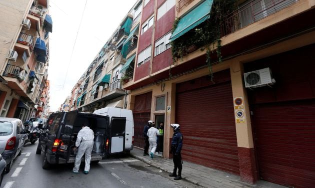 Operarios del retén fúnebre trabajan en el domicilio de un joven de 19 años que ha fallecido a causa de una puñalada recibida en el corazón y propinada, presuntamente, por un hermano de 14 con un cuchillo de cocina en un domicilio del barrio de La Florida