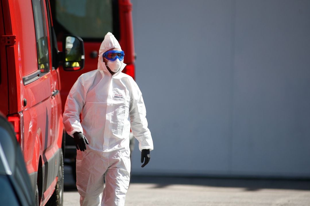 Imagen de los trabajos de mantenimiento y custodia de cadáveres de las víctimas de coronavirus en el Palacio de Hielo en Madrid, 29 de marzo de 2020.