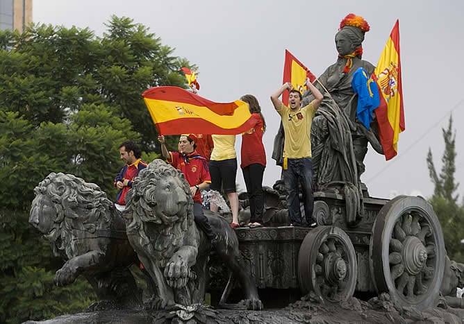 Varios hinchas celebran en la Plaza de Cibeles de México la victoria de la selección española de la Eurocopa 2008