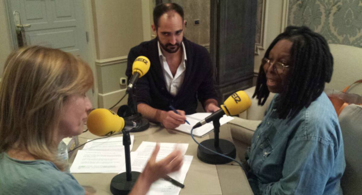 Whoopi Goldberg recibe a Gemma Nierga en el hotel donde se aloja en Barcelona.