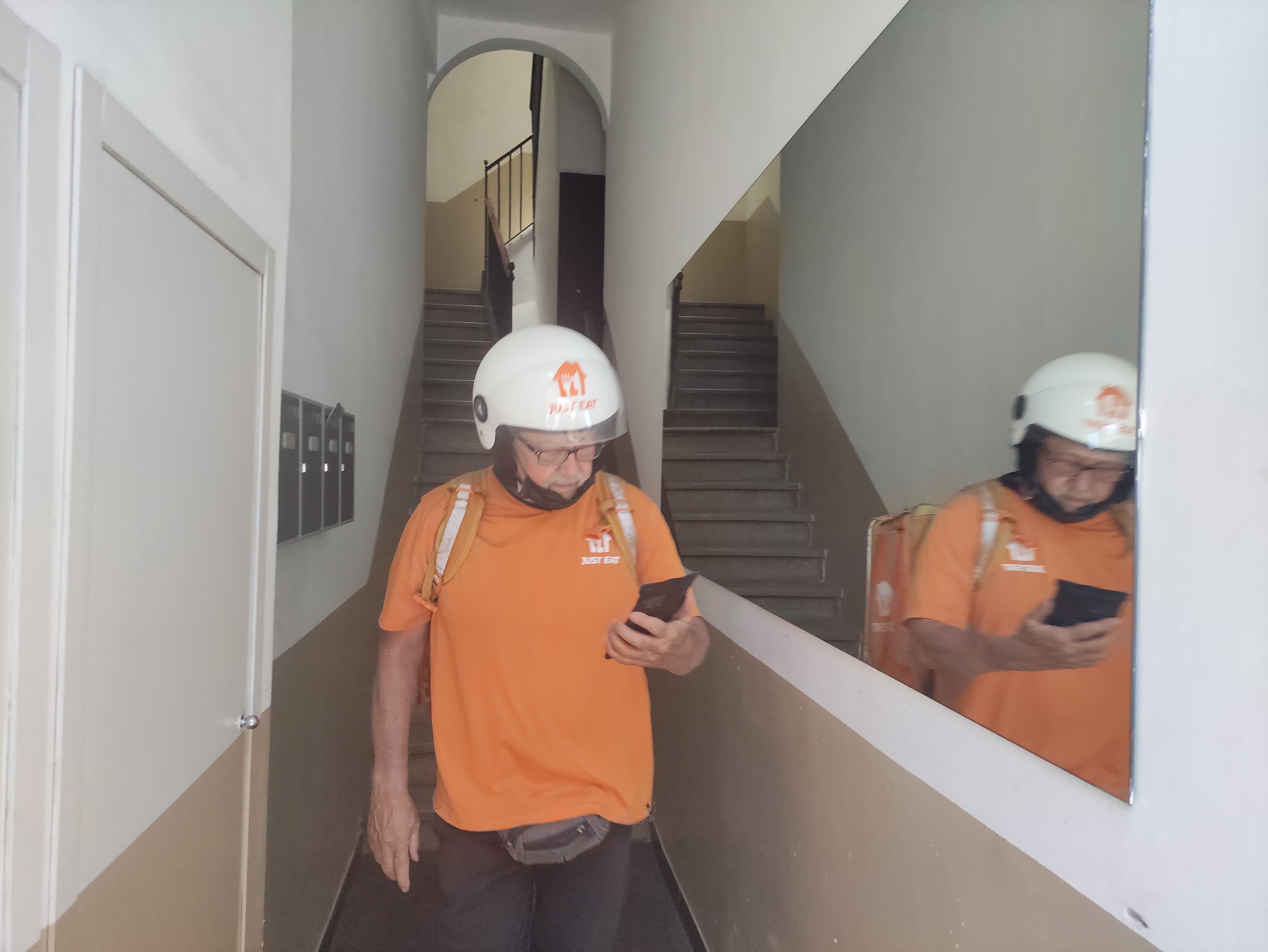 Rafael sale de un domicilio después de repartir un pedido