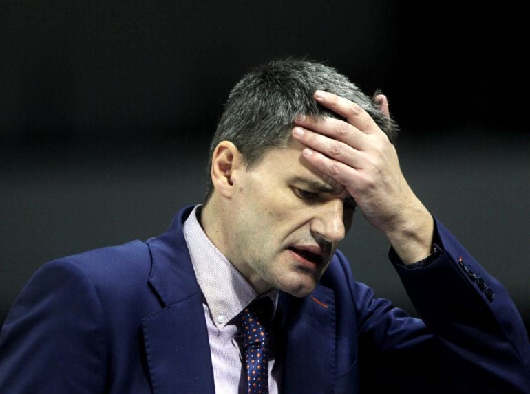 VAL10 KLAIPEDA (LITUANIA), 13/11/2014.- El entrenador del Valencia Basket, Velimir Perasovic durante el partido ante el Neptunas Klaipeda correspondiente al grupo D de la Euroliga disputado en Klaipeda, Lituania hoy 13 de noviembre de 2014. EFE/Valda Kalnina