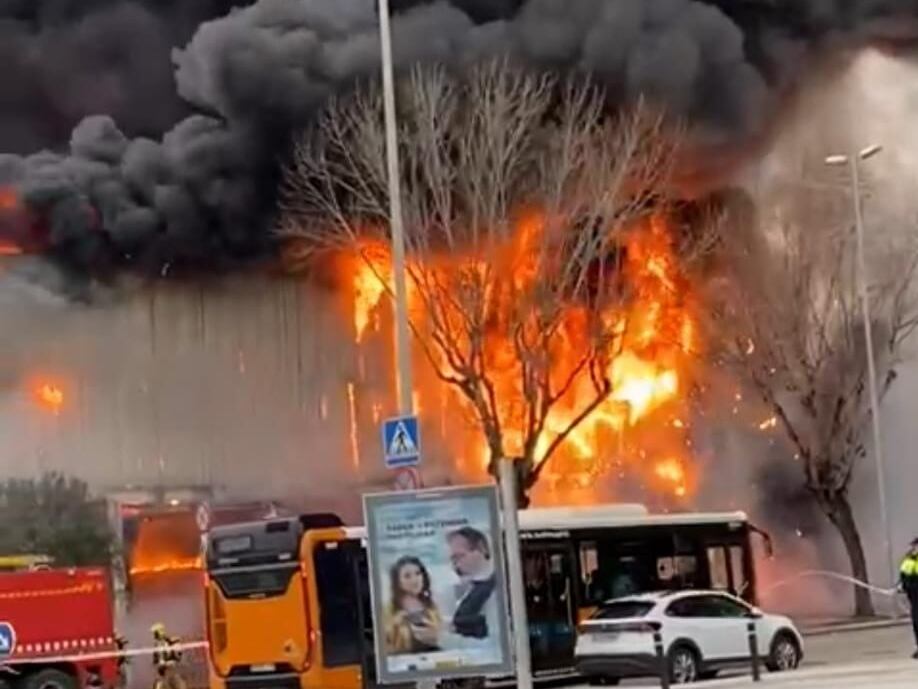 Imatge de l&#039;incendi en una empresa de Sant Boi de Llobregat