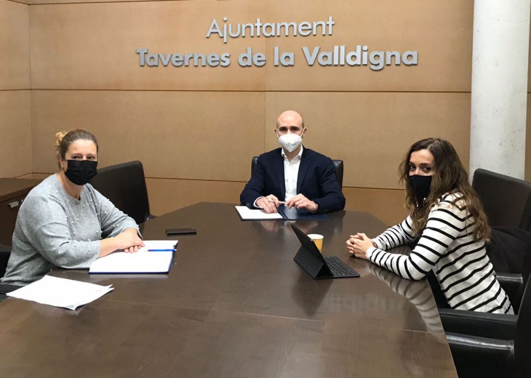 La concejal de Sanidad, Mónica Palomares y el alcalde Sergi González reunidos con la secretaria autonómica de Salud Pública, Isaura Navarro