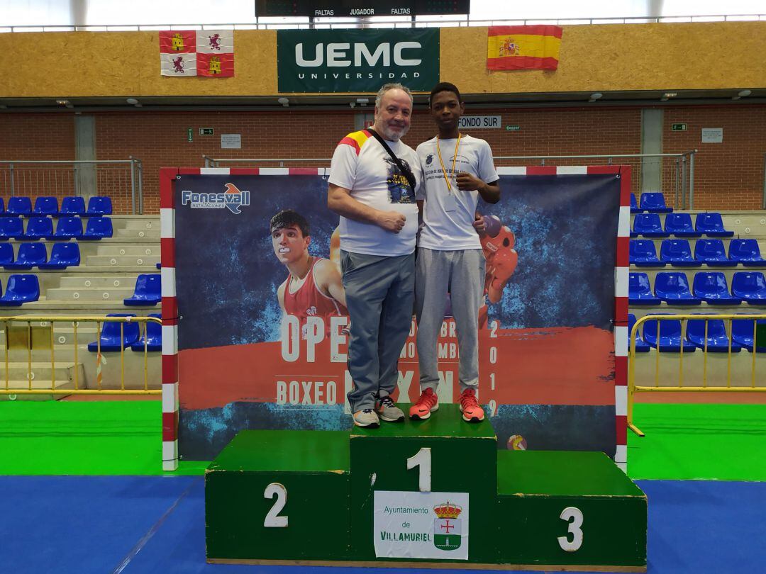 Diala Sissoko muestra su medalla de plata junto a su entrenador, Sánchez.