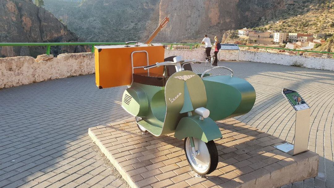 Monumento a &#039;Amanece, que no es poco&#039; en un mirador de Ayna