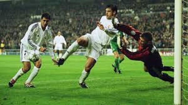 Morientes, junto a Raúl, en un partido de Champions con el Real Madrid.