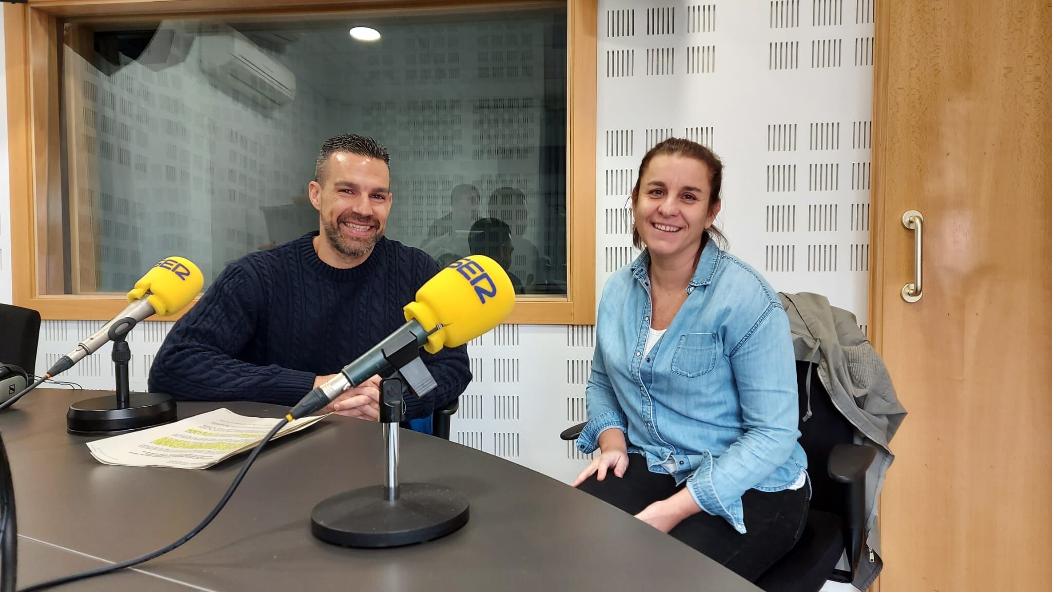 Roberto Gómez y Eva Manteiga, sanitarios de la UCI del Hospital de Parla