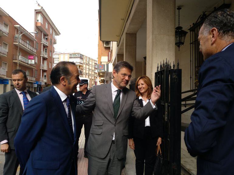 Rafael Catalá, ministro de Justicia, a su llegada a Tarancón, recibido por José Manuel López Carrizo, alcalde; y José Julián Gregorio, delegado de Gobierno en Castilla-La Mancha.