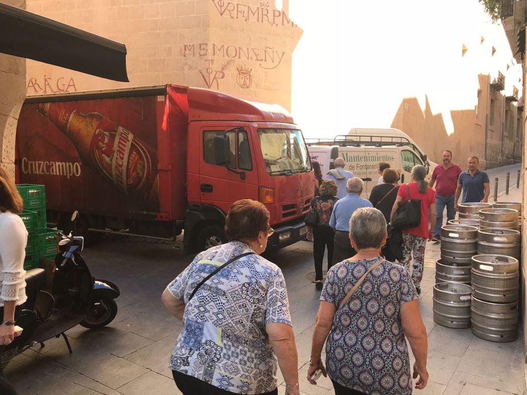 Problemas para pasear por el Casco Antiguo por las furgonetas de reparto