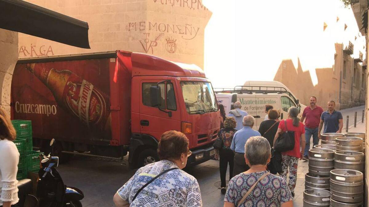 Los hoteleros de Alicante alertan de los problemas que generan las furgonetas de reparto en el Casco Antiguo
