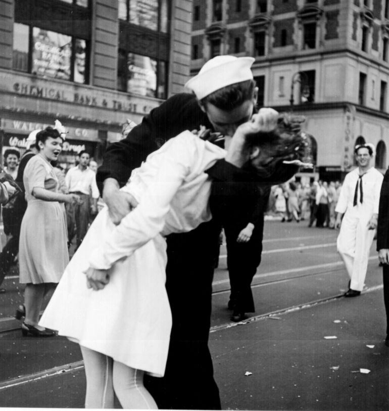 El famosos beso de Greta Zimmer Friedman y George Mendonsa en Times Square