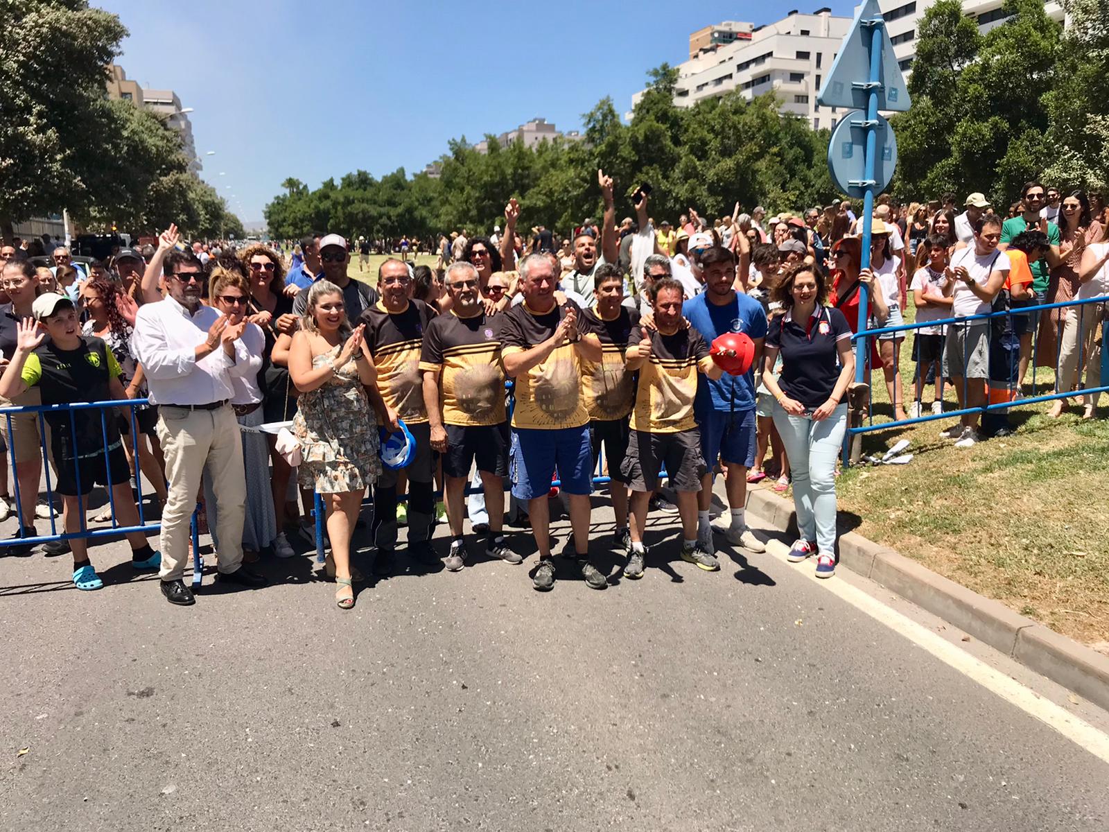 Mascletà lanzada por Pirotecnia Ferrándiz desde el barrio del PAU 5, en la playa de San Juan